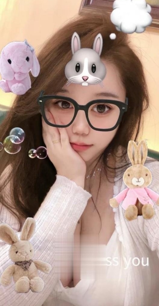 大胸黑丝多汁小骚货