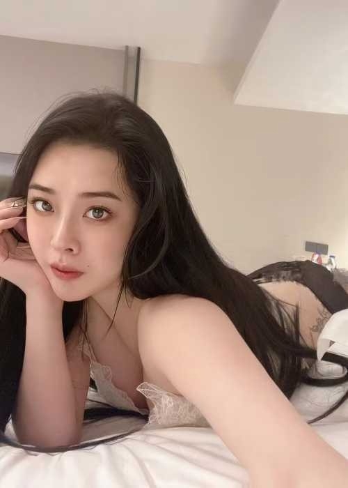 新妹妹刚做兼职 狼友推给我的 妹妹很热情